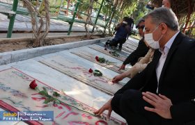 گزارش تصویری | آئین آغاز هفته خبرنگار با حضور خانواده شهید مدافع سلامت سعید شفاعت در گلزار شهدای شیراز