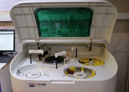 راه اندازی یک دستگاه اتوآنالایزر بیوشیمی در بیمارستان آنکولوژی امیر