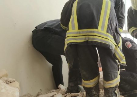 گرفتار شدن کارگر جوان  در زیر آوار ساختمان