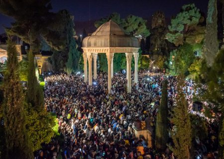 لحظه سال‌تحویل بیش از ۴۰ هزار نفر بازدیدکننده در حافظیه حضور داشتند