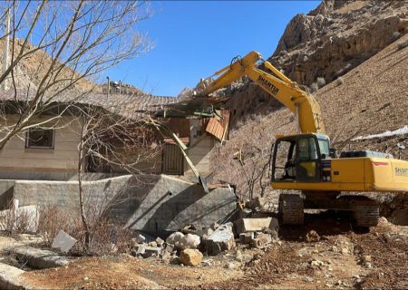 سازه‌های متعلق به نهاد‌های دولتی در حاشیه رودخانه چله‌گاه استان فارس تخریب شد