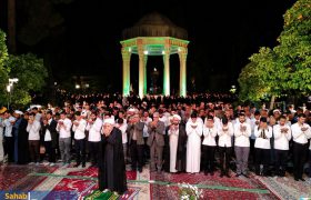 گزارش تصویری | ترتیل خوانی حافظین کل قرآن کریم در آرامگاه حافظ