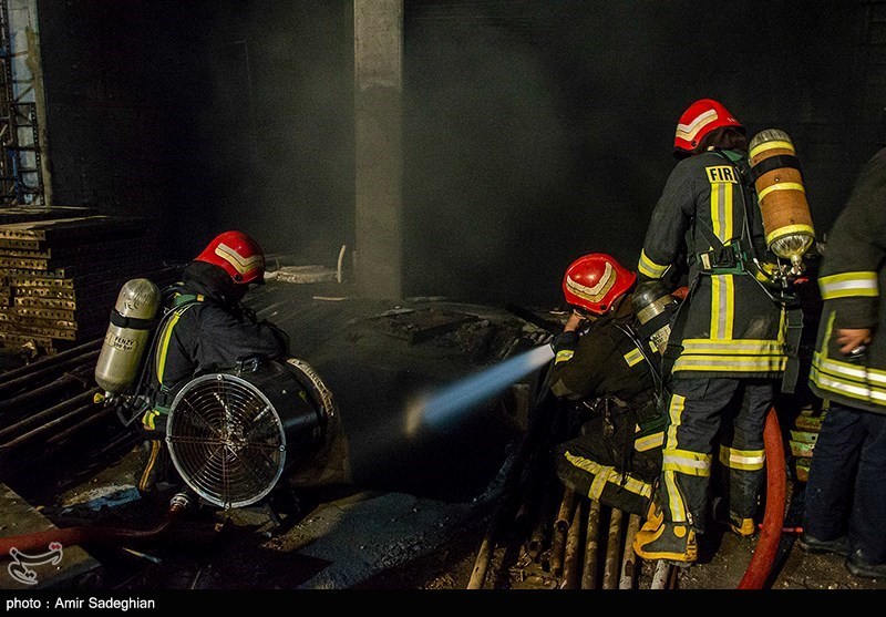 عملیات حساس ۱۲۵ برای مهار آتش در هتل نیمه ساخته خیابان پزشکان شیراز