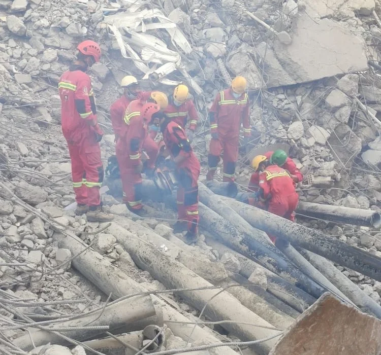 ۱۱روز پس از حادثه متروپل آبادان؛ مشارکت آتش‌نشانان در عملیات همچنان ادامه دارد