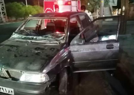 نجات سرنشین گرفتار در اثر واژگونی خودرو در بلوار چمران