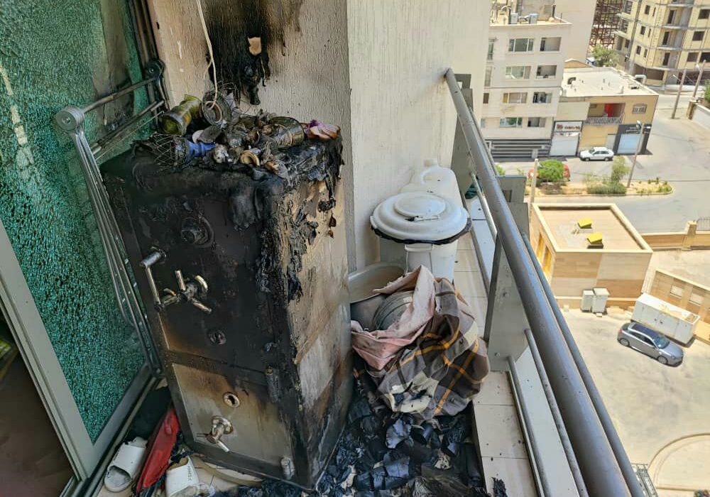 شعله های آتش در بالکن ساختمان مسکونی در شیراز مهار شد