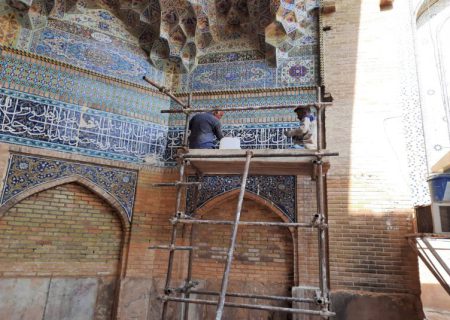 شروع مرمت کاشی‌کاری سردر مسجد عتیق شیراز