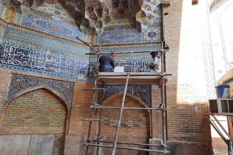 شروع مرمت کاشی‌کاری سردر مسجد عتیق شیراز
