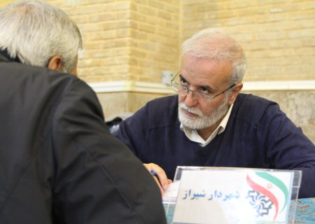 حضور شهردار شیراز در میز خدمت مسجد وکیل
