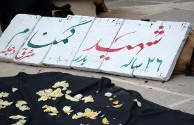 تشییع پیکر پاک ۱۰شهید دفاع مقدس بر دستان مردم شیراز