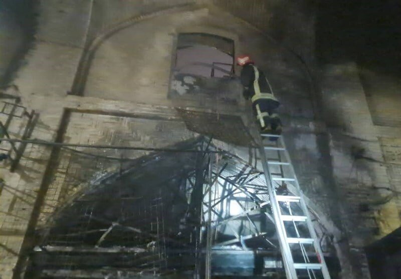 مهار آتش سوزی در یک ساختمان قدیمی شیراز