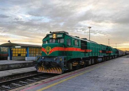توقف قطار تهران به شیراز در آباده/اعزام قطار امداد