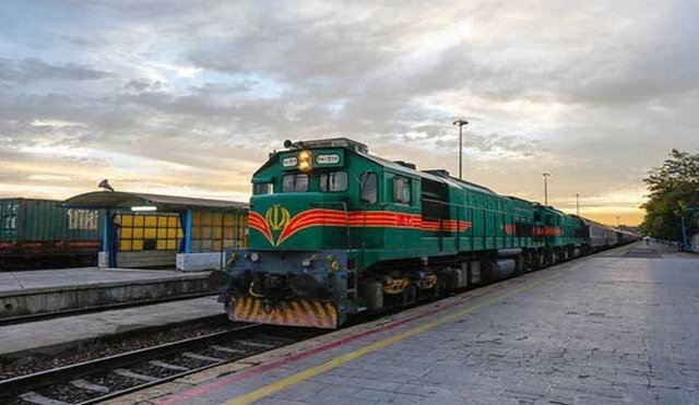 توقف قطار تهران به شیراز در آباده/اعزام قطار امداد