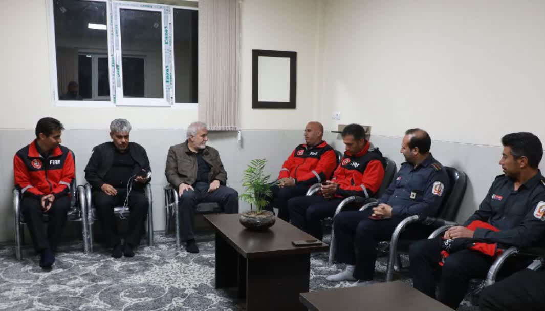ادامه بازدیدهای شبانه شهردار شیراز از ایستگاه‌های آتش‌نشانی/ مدیریت شهری قدردان زحمات مدافعان ایمنی است