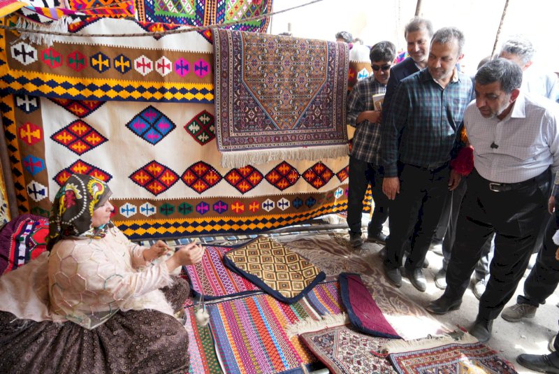 بازدید وزیر میراث‌فرهنگی از نمایشگاه صنایع‌دستی کاخ اردشیر فیروزآباد