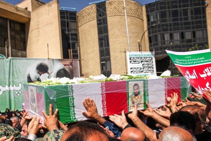 مقاومت مردم ایران در مقابل دشمن، همیشه استمرار دارد