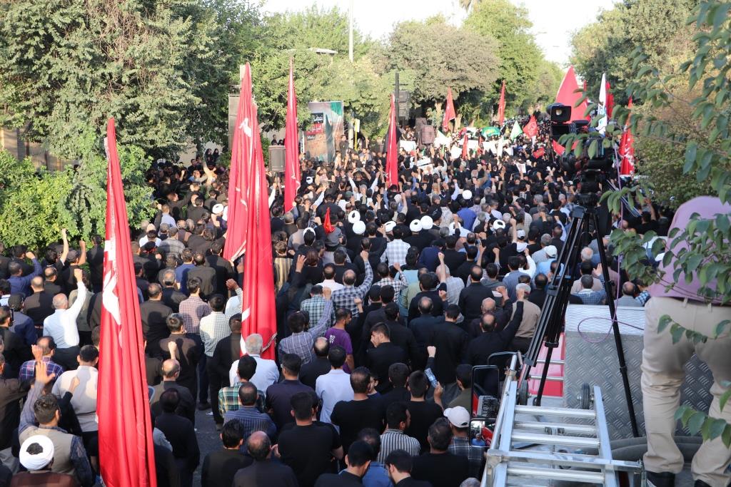 تجمع غیرتمندان شیرازی مقابل باغ نارنجستان قوام