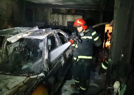 اطفاء حریق ۵ خودرو سواری درون تعمیرگاه مکانیکی در شیراز