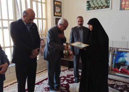 مدیر مخابرات منطقه فارس با خانواده معظم شهید محمد جهانگیری دیدار کرد