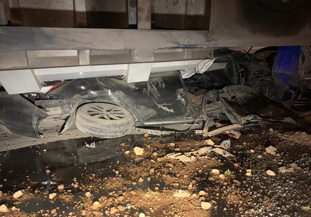 مصدوم شدن ۵ نفر در حادثه واژگونی تریلی بر روی خودروی سواری در شیراز