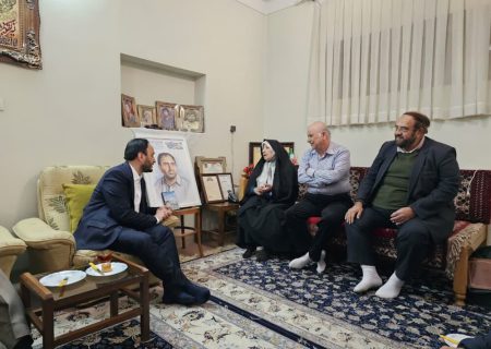 سخنگوی دولت با خانواده شهیدان فهیمی و مهاجر دیدار کرد