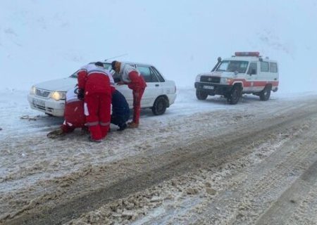یاری‌رسانی امدادگران فارس به دو خانواده گرفتار در برف