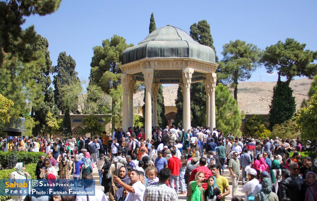 گزارش تصویری | شور و نشاط مسافرین در آرامگاه های سعدی و حافظ در نوروز ۱۴۰۳