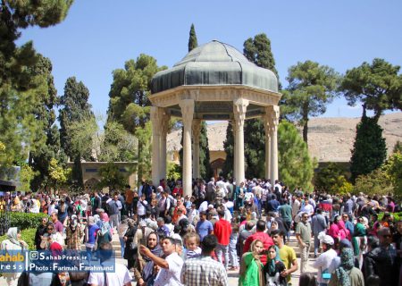 گزارش تصویری | شور و نشاط مسافرین در آرامگاه های سعدی و حافظ در نوروز ۱۴۰۳