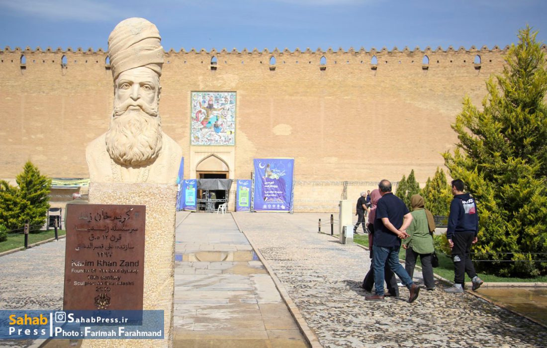 گزارش تصویری | حضور پرشور و بازدید گردشگران از محور زندیه شیراز