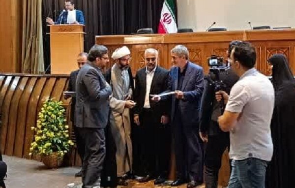 رئیس جهاددانشگاهی فارس برگزیده دومین رویداد جایزه جوانی جمعیت شد