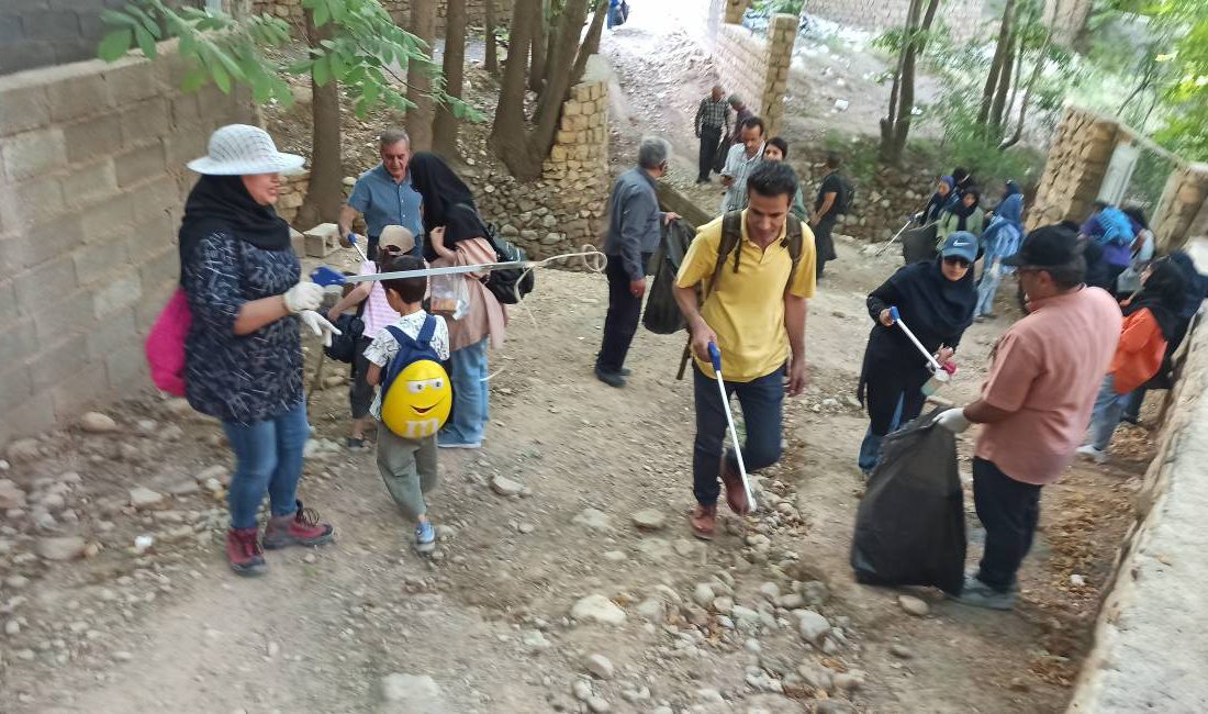 جمع آوری زباله و پاک سازی روستای قلات توسط کارکنان مخابرات منطقه فارس