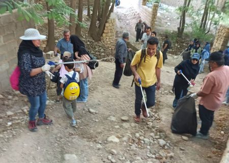 جمع آوری زباله و پاک سازی روستای قلات توسط کارکنان مخابرات منطقه فارس