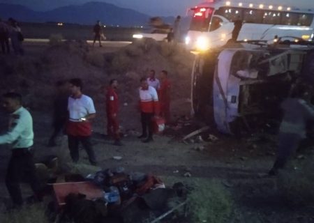 ۱۹ مصدوم بر اثر واژگونی اتوبوس در جاده شیراز به سروستان