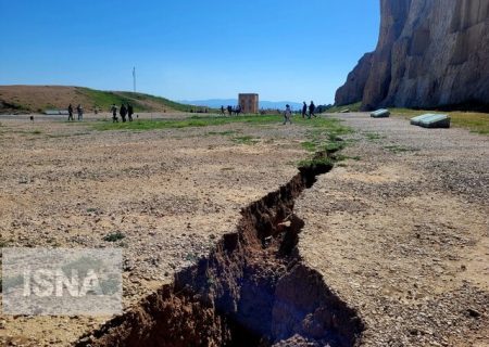 فرونشست‌ زمین در فاصله ۱۰ متری نقش‌رستم