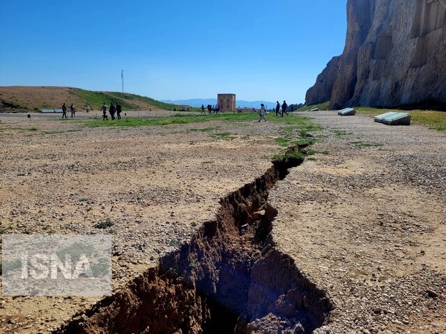 فرونشست‌ زمین در فاصله ۱۰ متری نقش‌رستم