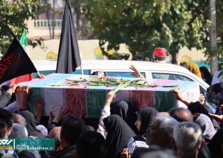 عکس شهروندی | خاکسپاری شهید گمنام در بوستان ارغوان شیراز – ۳ (از لنز دوربین دانش‌آموزان)