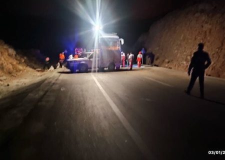 ۲ کشته و ۸ مجروح در برخورد اتوبوس با کامیون