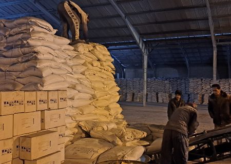 توزیع کود کشاورزی دی آمونیوم فسفات بین انبار کارگزاران در سطح شهرستان خرامه