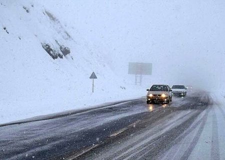 بارش باران و برف به ۵ محور مواصلاتی فارس رسید