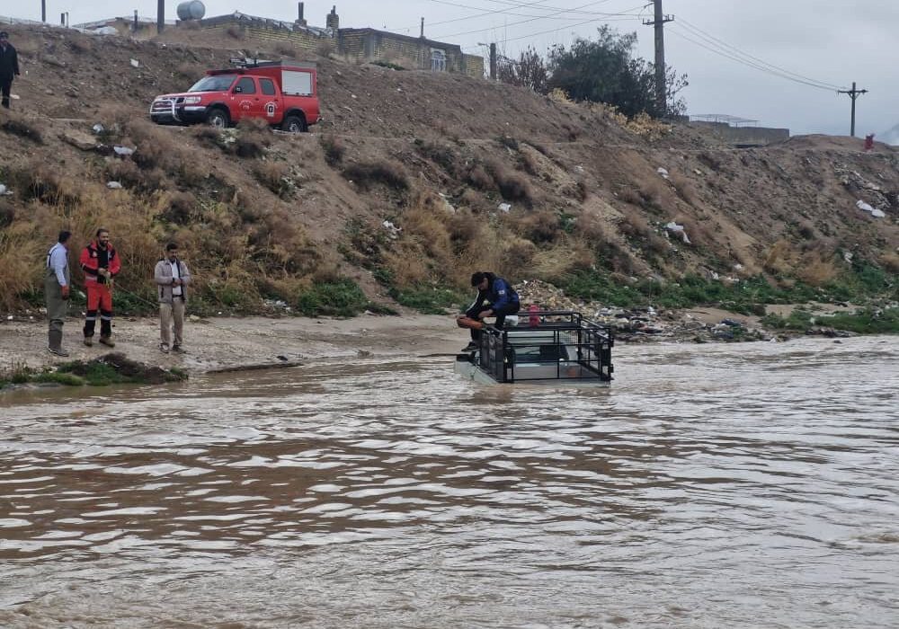 نجات یک خودروی گرفتار در رودخانه روستای ماه‌فیروزان شیراز