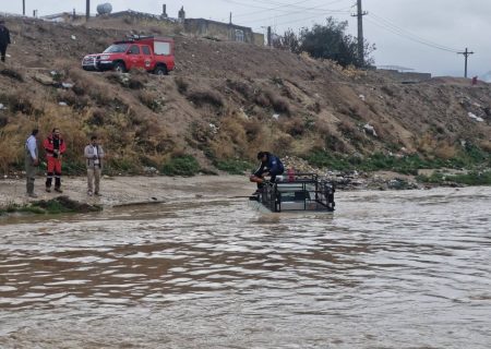 نجات یک خودروی گرفتار در رودخانه روستای ماه‌فیروزان شیراز