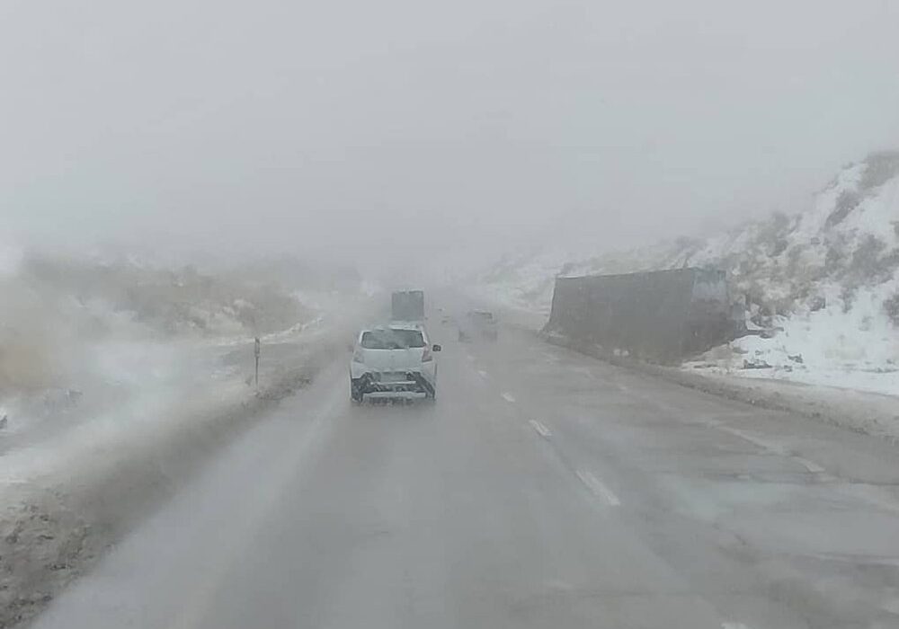 بارش برف و باران در ۲۱ محور مواصلاتی فارس‌/ تمام راه‌ها باز هستند