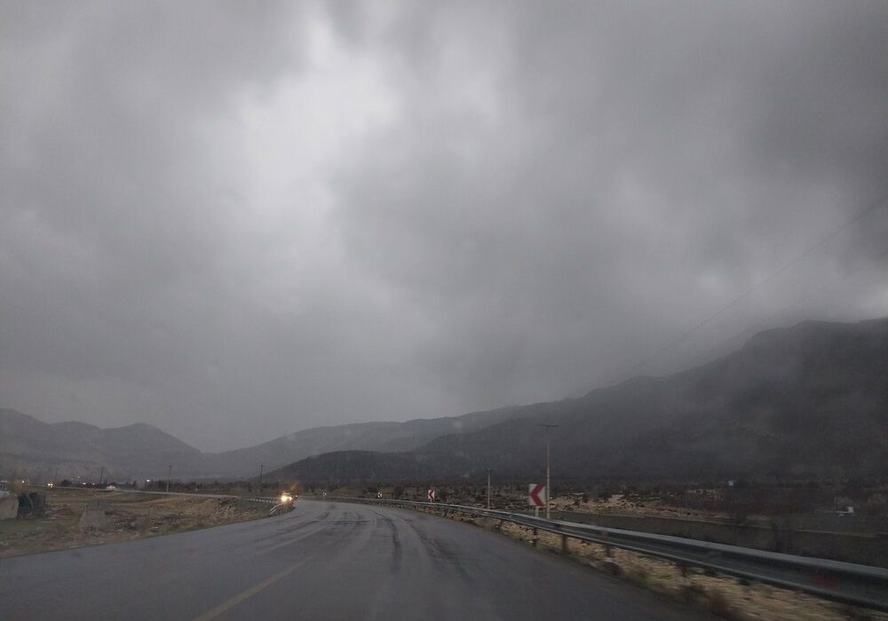 بارش پراکنده باران و مهگرفتگی در برخی محورهای فارس/ هشدار نسبت به یخزدگی جادهها