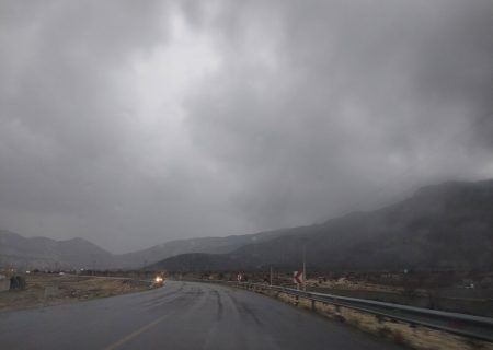 بارش پراکنده باران و مه‌گرفتگی در برخی محورهای فارس/ هشدار نسبت به یخ‌زدگی جاده‌ها