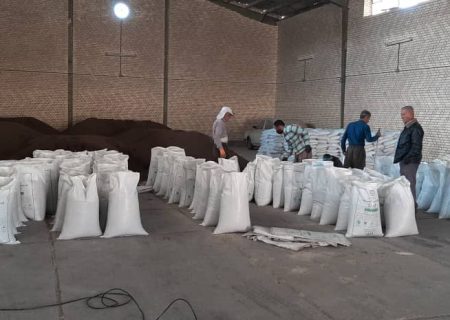 مقدار ۷۳ تن کود کشاورزی بین انبار کارگزاران در سطح شهرستان خنج توزیع شد