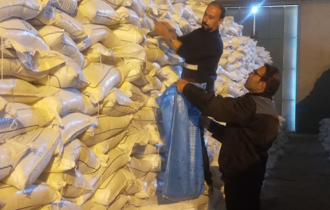 تعداد ۱۲ مرحله نمونه برداری از کود سولفات پتاسیم (وارداتی از بندر امام خمینی) توسط کمیته نمونه برداری استان فارس