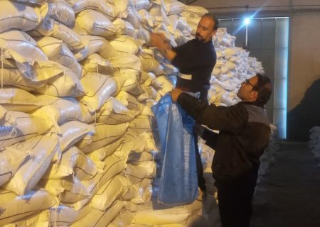 تعداد ۱۲ مرحله نمونه برداری از کود سولفات پتاسیم (وارداتی از بندر امام خمینی) توسط کمیته نمونه برداری استان فارس