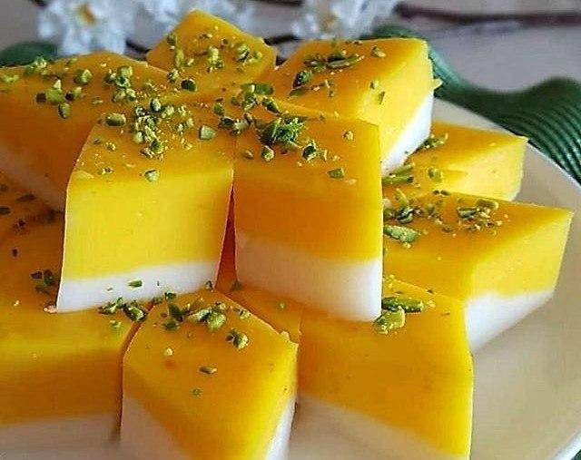بنر معرفی آداب و رسوم شیرازی ها کار خودش را کرد؛ پیدا شدن مشتری پروپاقرص پای ترحلوای شیرازی از میان مسافران نوروزی