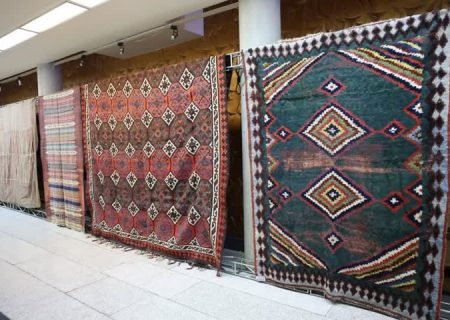 نمایش ۴۹ اثر از مجموعه دست‌بافته‌های اهدایی پرویز تناولی در مرکز اسناد و کتابخانه منطقه جنوب کشور