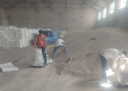نظارت بر روند کیسه گیری کود سوپر فسفات تریپل شهرستان مرودشت